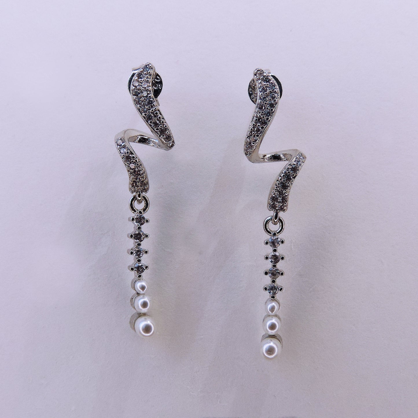 Aretes En Espiral Con Incrustaciones Brillantes Y Perlas De Imitación